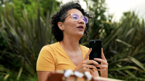 Woman-recording-with-the-smartphone